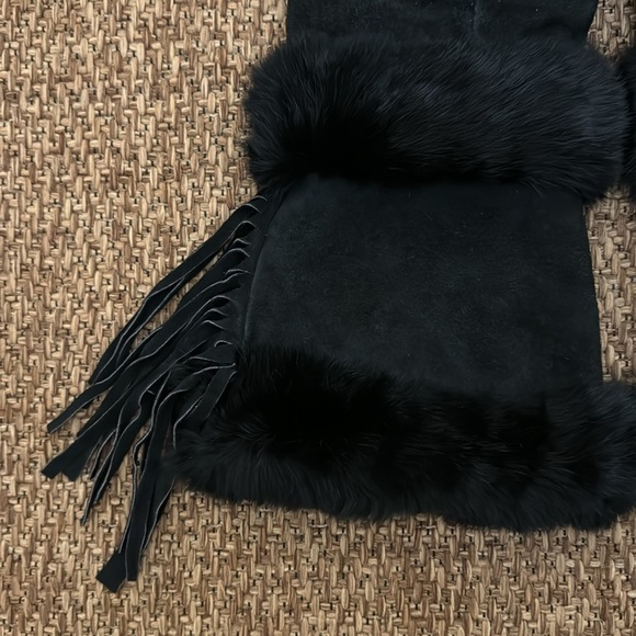 Vintage Suede and Rabbit Fur Fringed Mittens - Picture 3 of 10